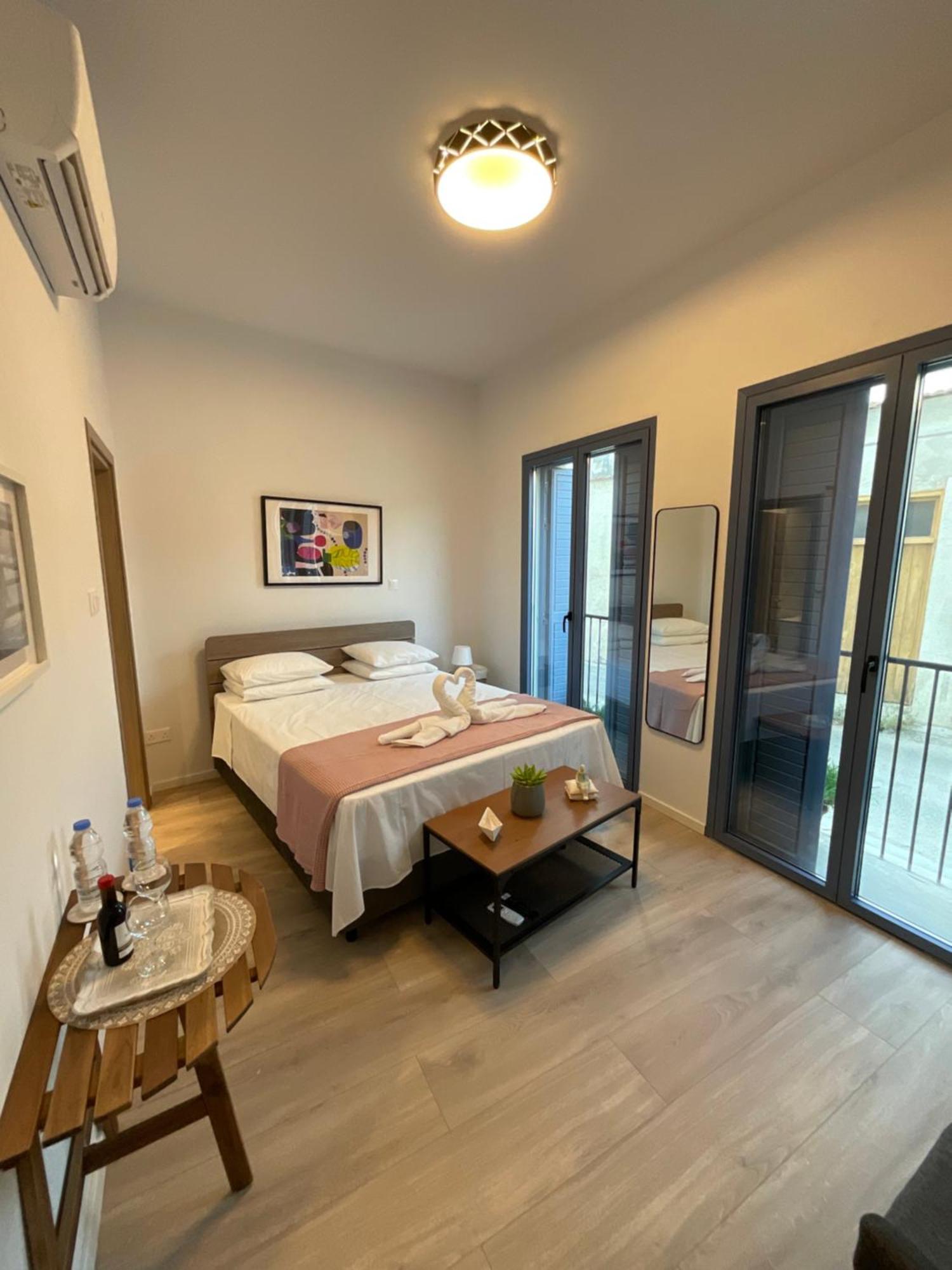 Le Voyageur By The Sea - Furnished Rooms Larnaca Ngoại thất bức ảnh