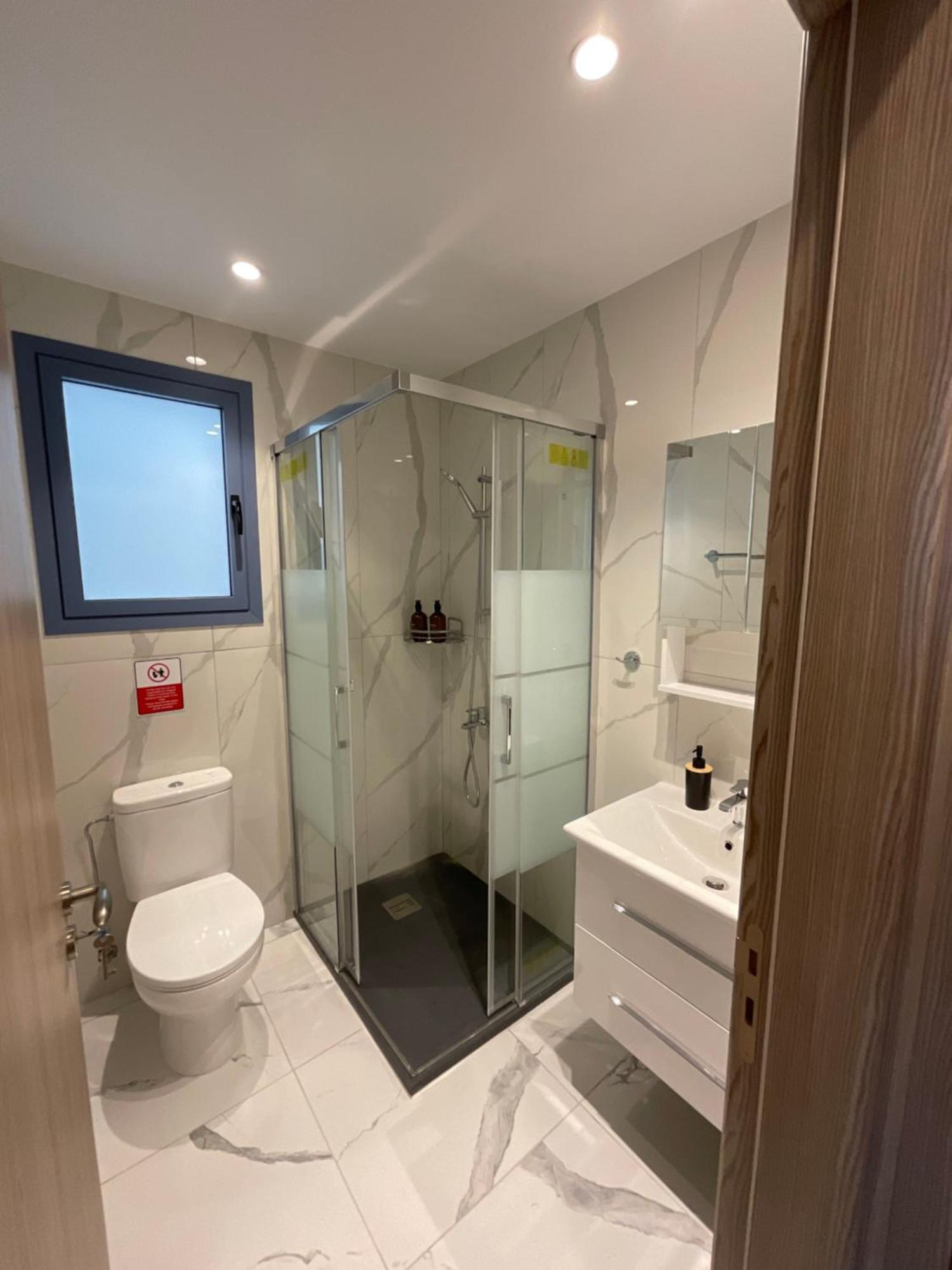 Le Voyageur By The Sea - Furnished Rooms Larnaca Ngoại thất bức ảnh