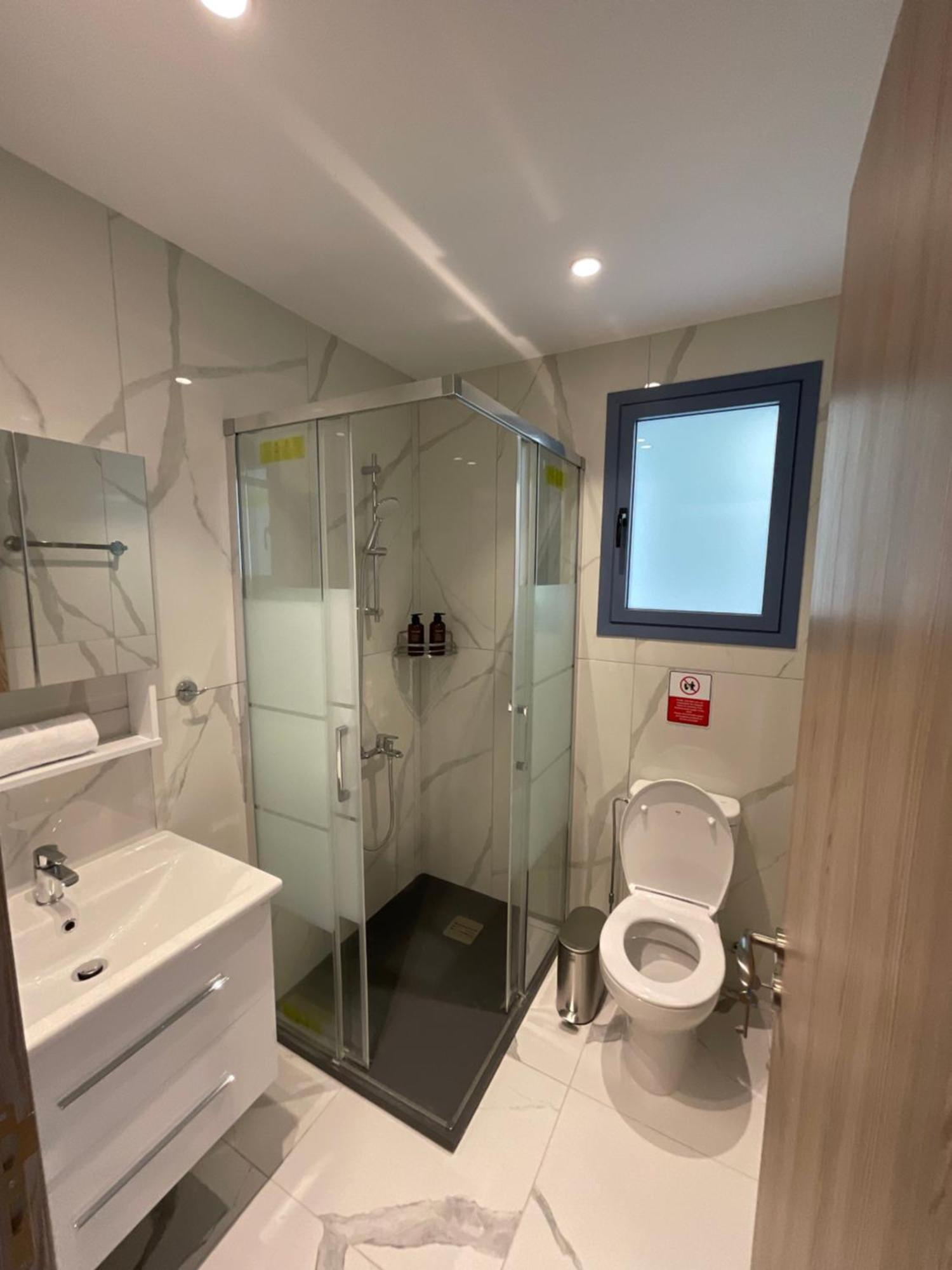 Le Voyageur By The Sea - Furnished Rooms Larnaca Ngoại thất bức ảnh
