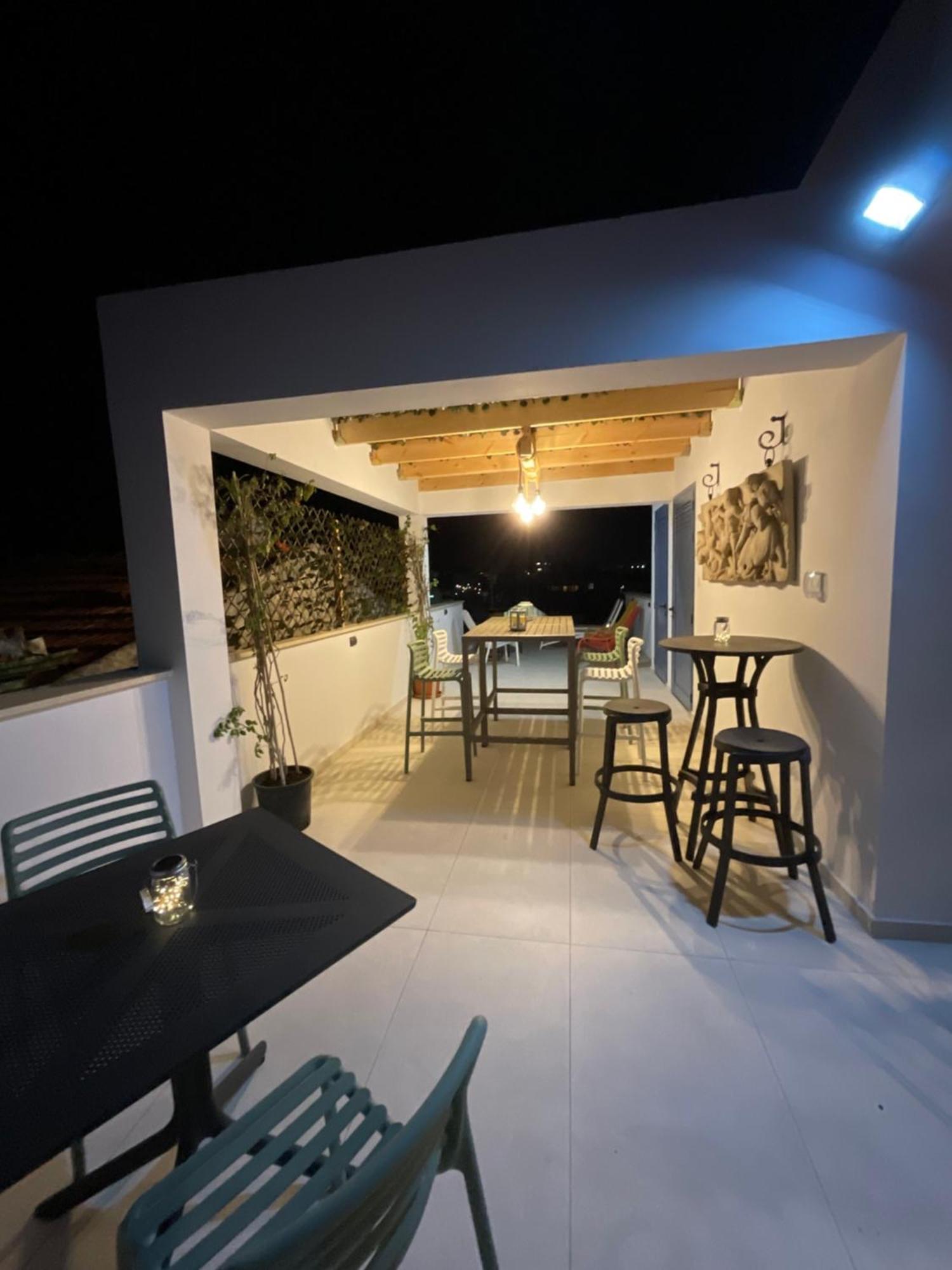 Le Voyageur By The Sea - Furnished Rooms Larnaca Ngoại thất bức ảnh
