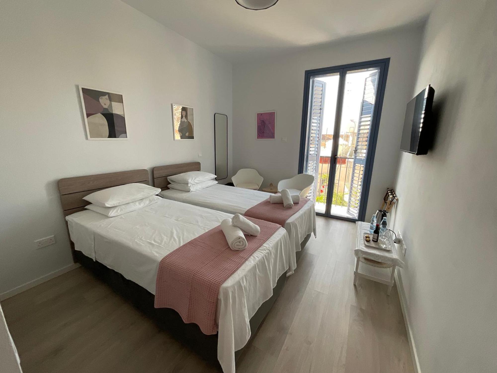 Le Voyageur By The Sea - Furnished Rooms Larnaca Ngoại thất bức ảnh